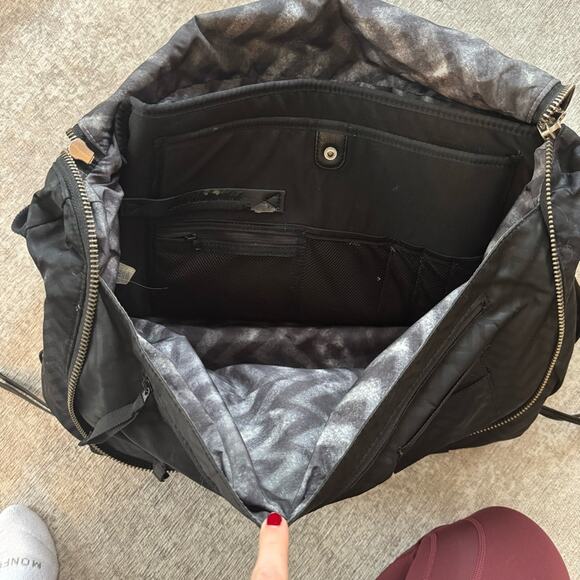 Lululemon Gym Bag in Black - Picture 4 of 9